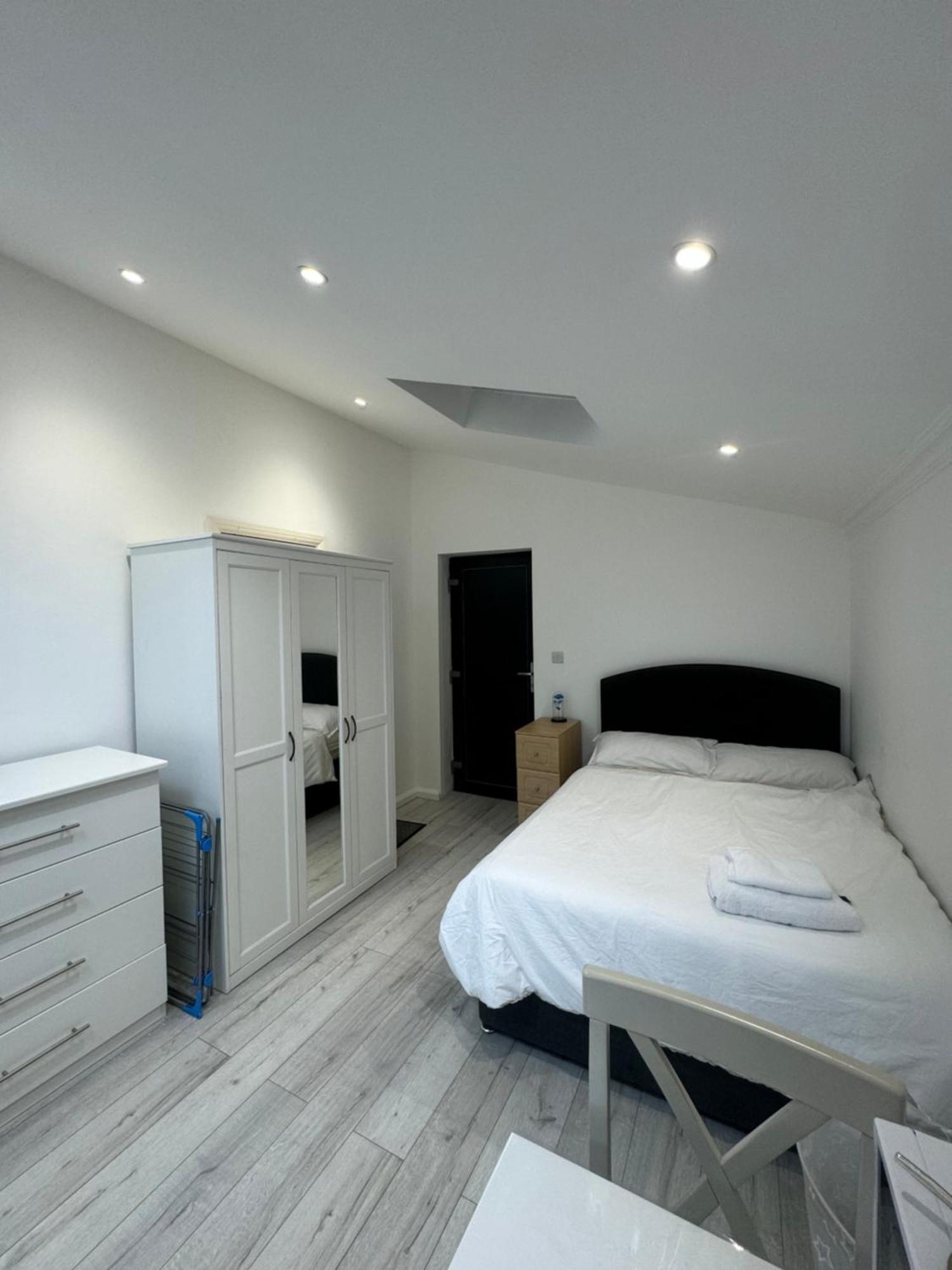 Studio Room Next To Gatwick Crawley  Dış mekan fotoğraf